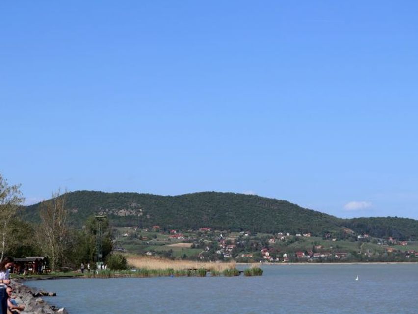 Napszemüveg napsütés és szél várható