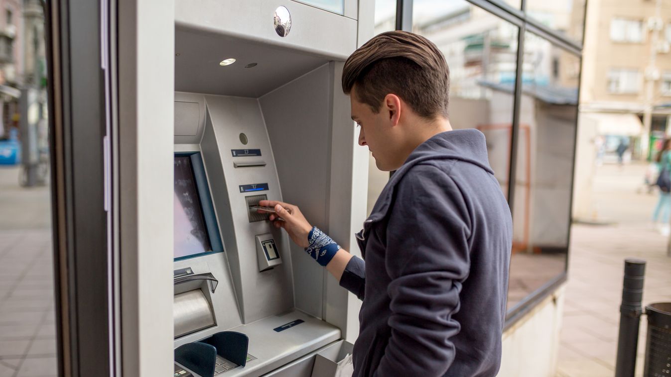 Szabolcsban egy férfi kipróbálta, mennyi pénzt lehet kivenni a bankautomatából csavarhúzóval!
