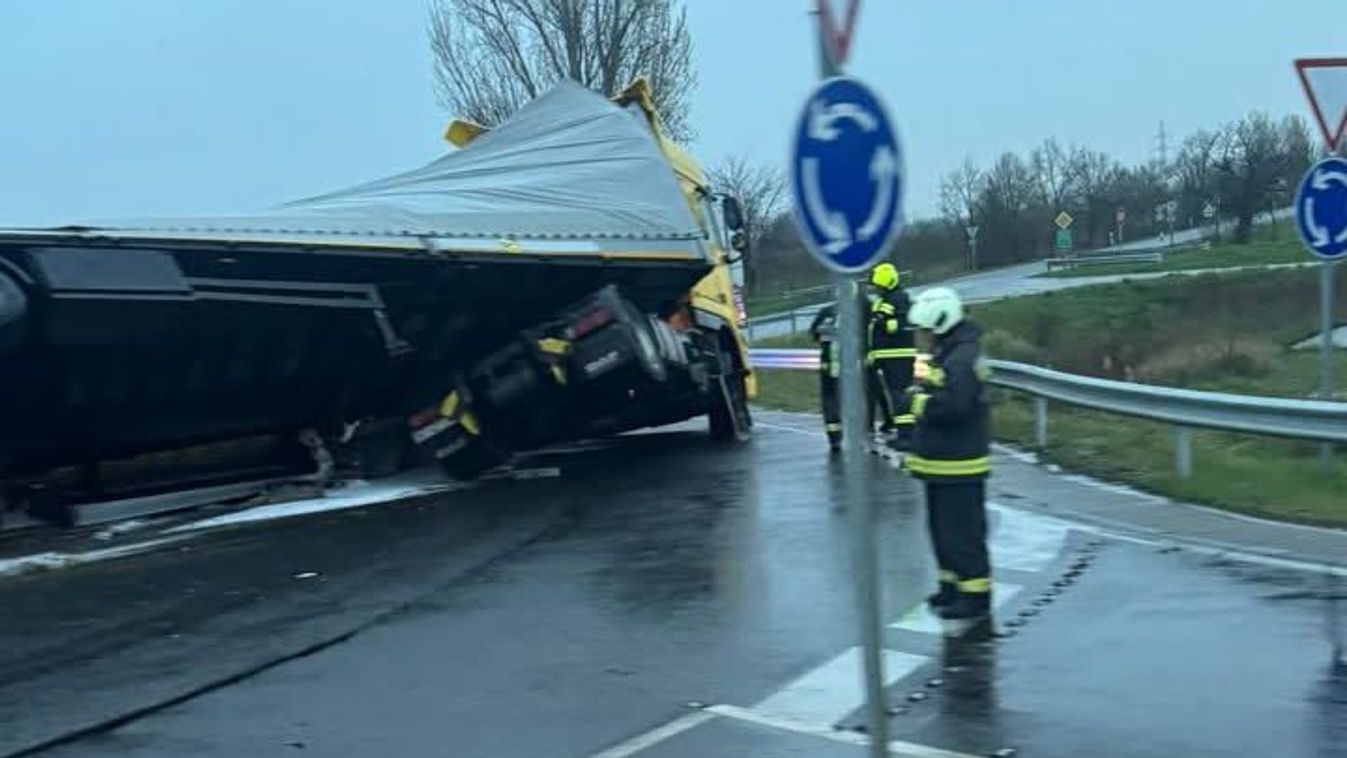 Szörnyű baleset! Letarolta a körforgalmat egy kamion!