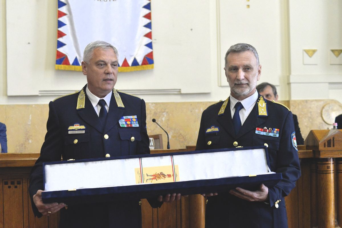 Farkas József, Szabó Csaba, új vármegyei rendőrfőkapitány, dr. Balogh János, országos rendőrfőkapitány, csapatzászló, beosztás átadás