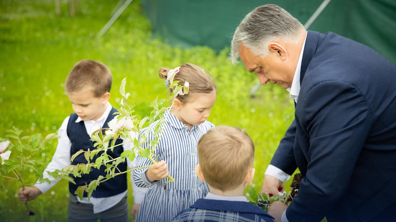 Orbán Viktor: Isten éltesse az édesanyákat!