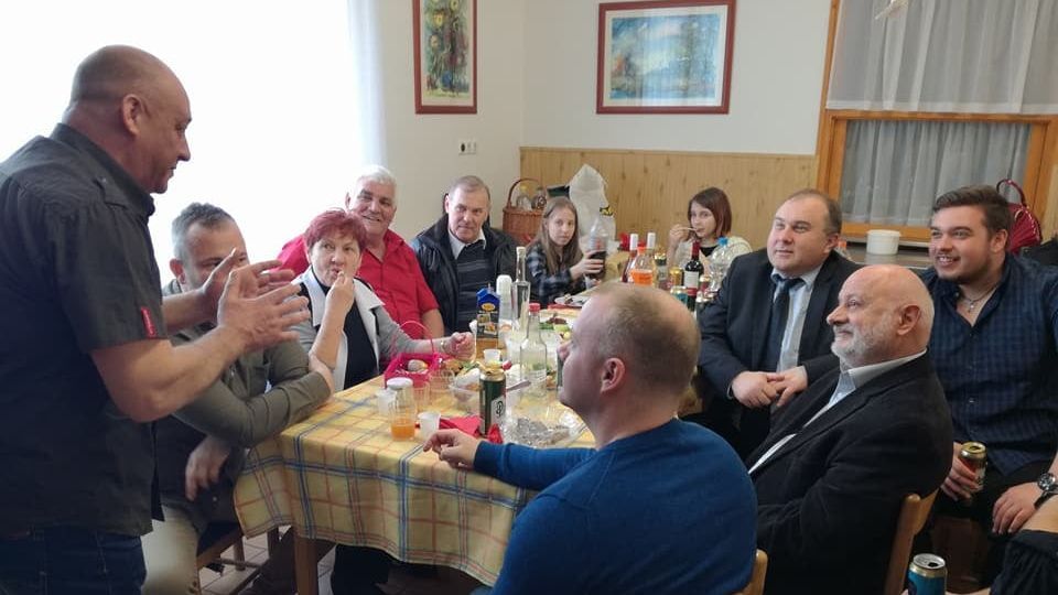 Családi találkozó, négy generáció, Némethné Feczák Zsuzsa, pászkaszentelés, vándorbot, hímes tojások, Máriapócs