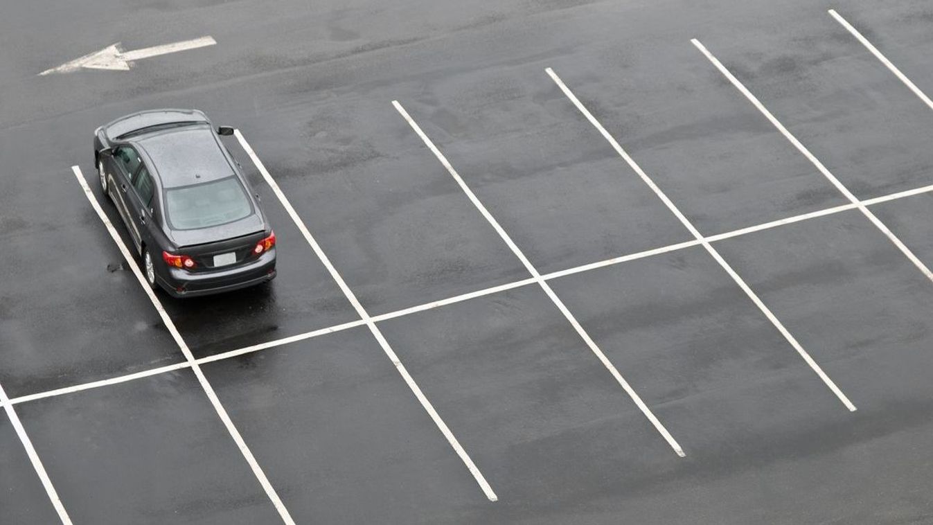 Több parkolót is lezárnak a városban