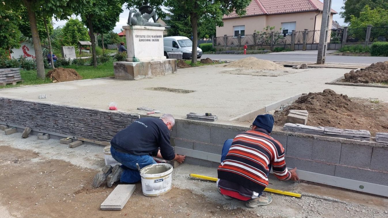 Méltó emlékhelyet emelnek a település hőseinek