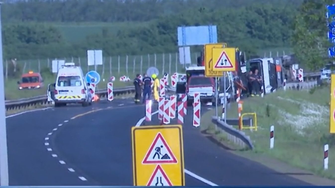 Radioaktív anyagot szállított a kamion, ami felborult az M3-ason! (videó)