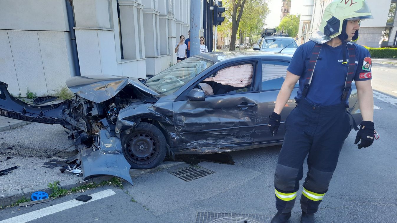 Totálkár és káosz: brutális baleset a belvárosban! (fotókkal)