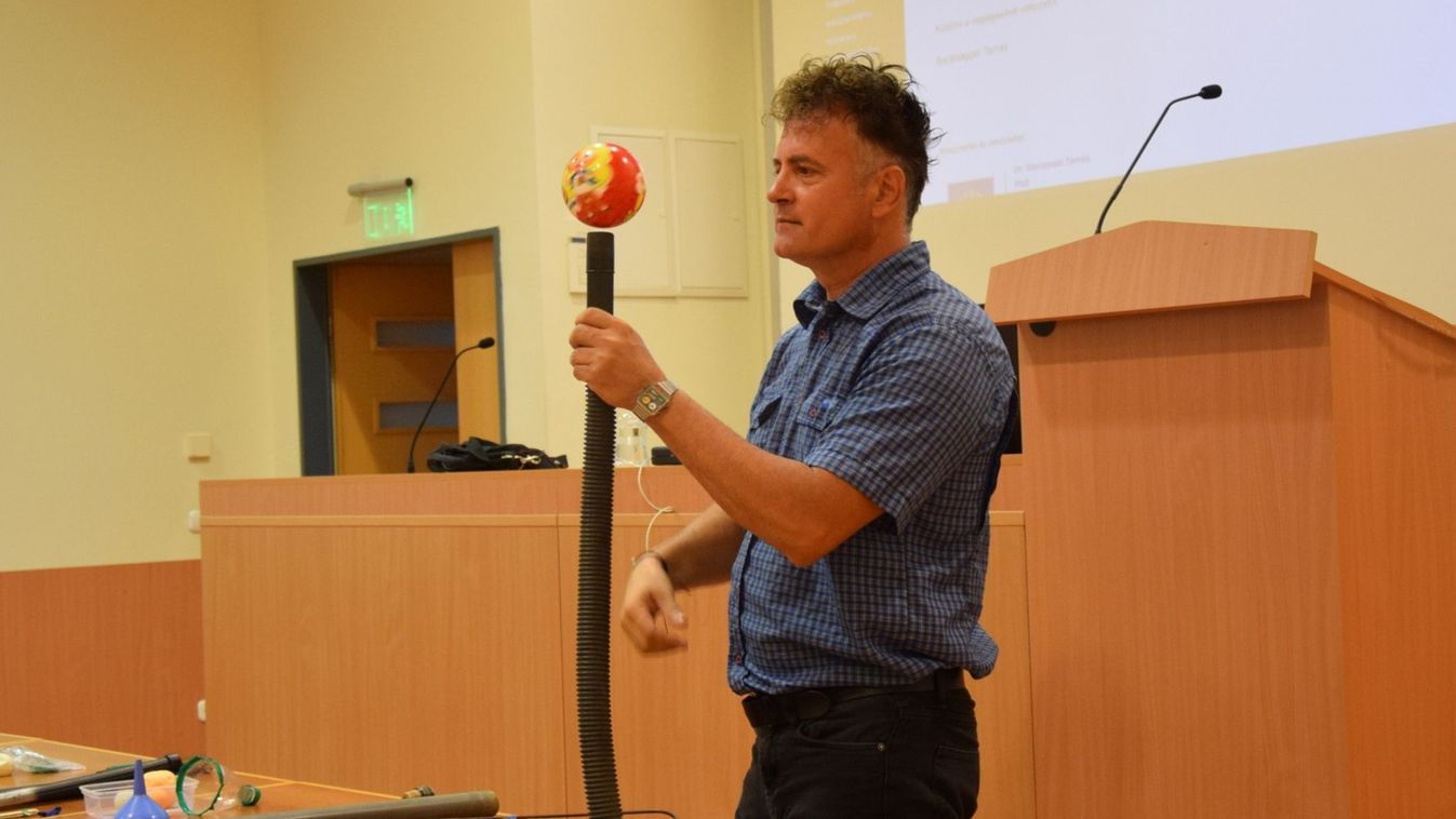 Trükkös fizika: a nyíregyházi könyvtárban, látványos kunsztokkal készült az egyetemi oktató