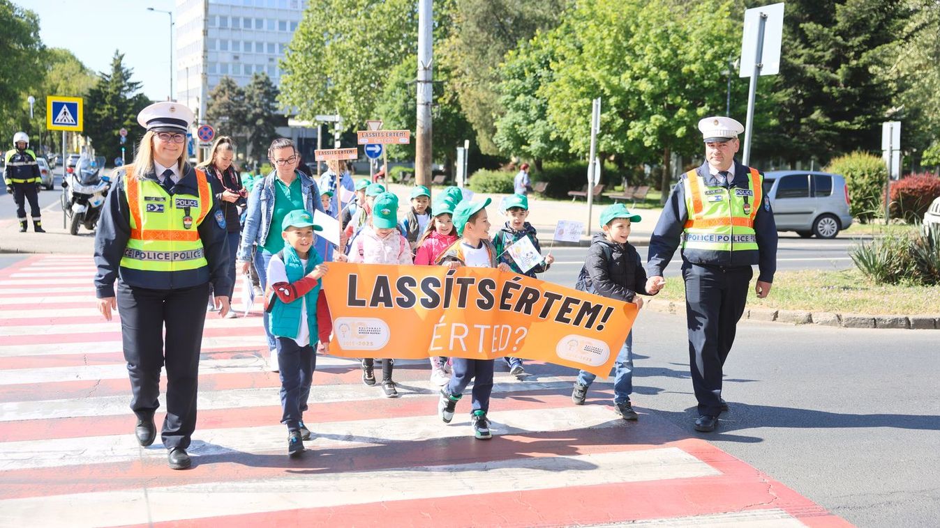 Motoros rendőrök biztosították a nem mindennapi sétát (Képek+Videó)