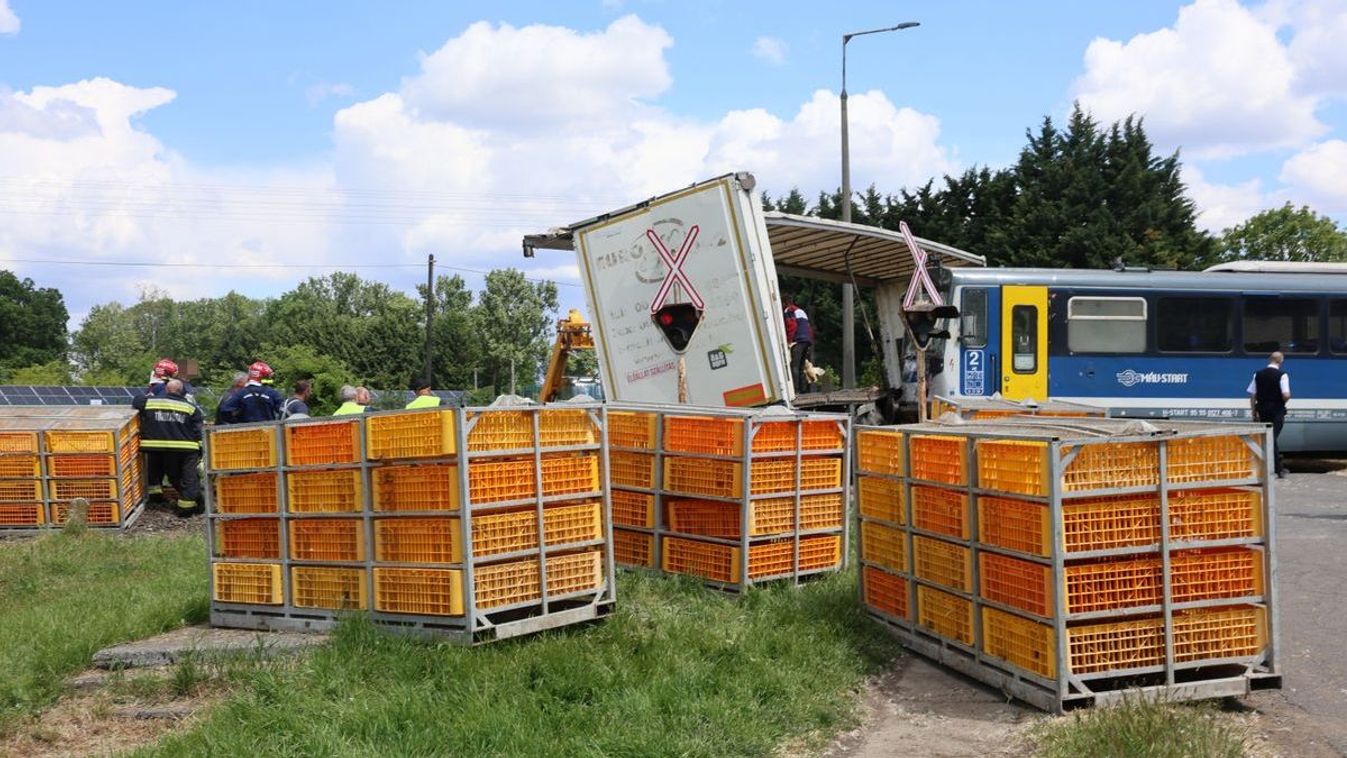 Mentőhelikopter is érkezett a vonatbalesethez, traktor és motorvonat ütközött egymással