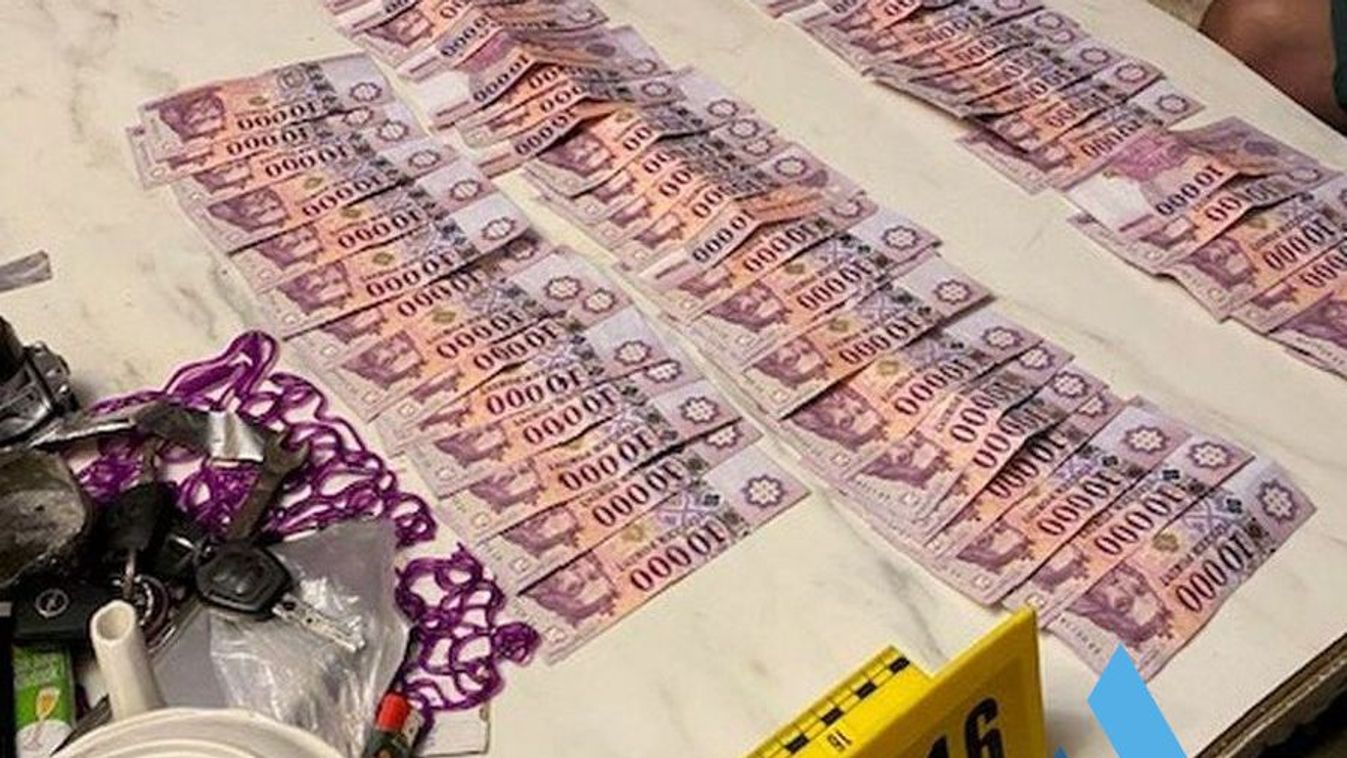 Halomban állt a pénz és az arany ebben a nyíregyházi lakásban! Talán a rendőrök sem gondolták, mibe botlanak bele