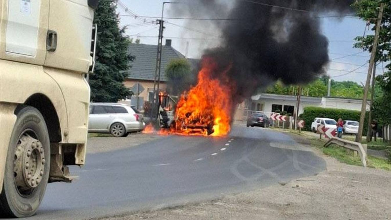 Durva! Hatalmas lángokkal égett egy kisteherautó a 49-es főúton!