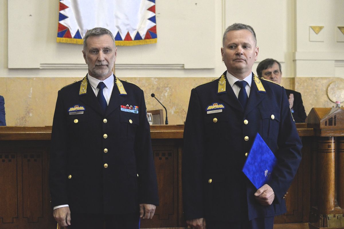 Farkas József, Szabó Csaba, új vármegyei rendőrfőkapitány, dr. Balogh János, országos rendőrfőkapitány, csapatzászló, beosztás átadás