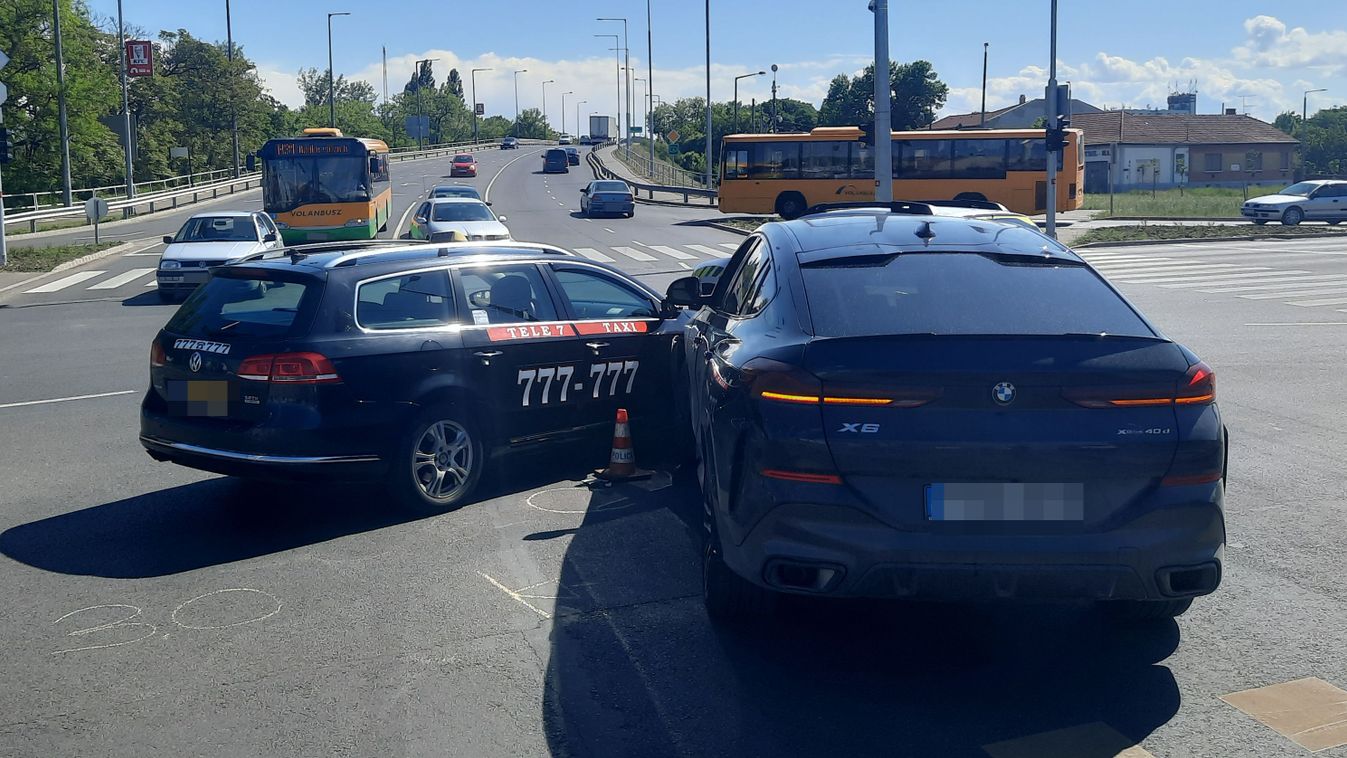 Baleset történt Nyíregyháza forgalmas kereszteződésében – Rendőrök a helyszínen