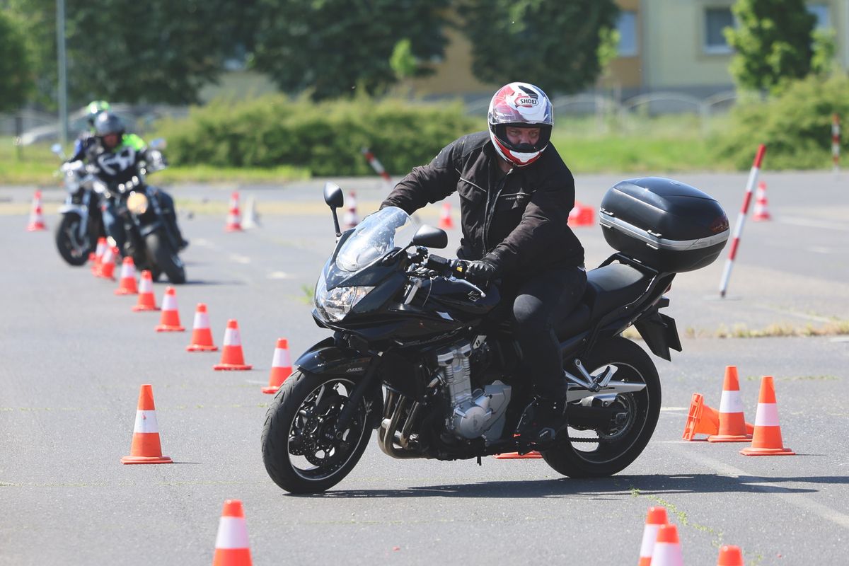 „Motorozz velünk"”, motoros, KRESZ-teszt, vezetéstechnikai ismeretek, közlekedés, rutinpálya, közlekedésbiztonsági program