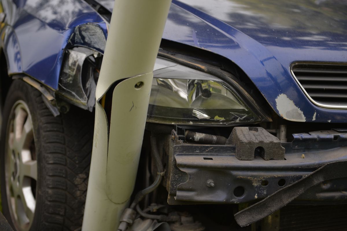 A,Car,Crashed,Into,A,Lamppost