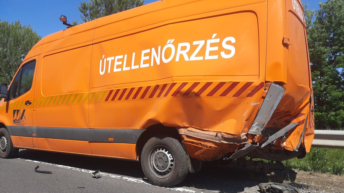 Karambol bénította meg a 403-as főutat – kisteherautóval ütközött! (fotókkal)