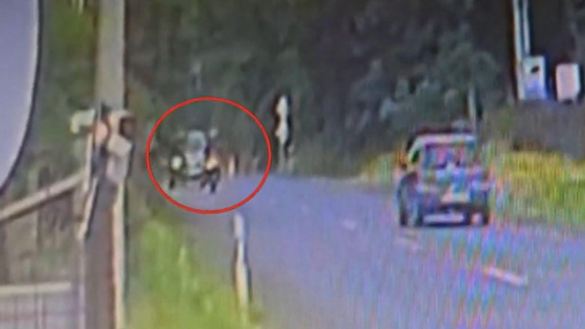 Vérfagyasztó jelenet! Így tarolta le hátulról a motorost az autó Nyíregyházán! (videó)