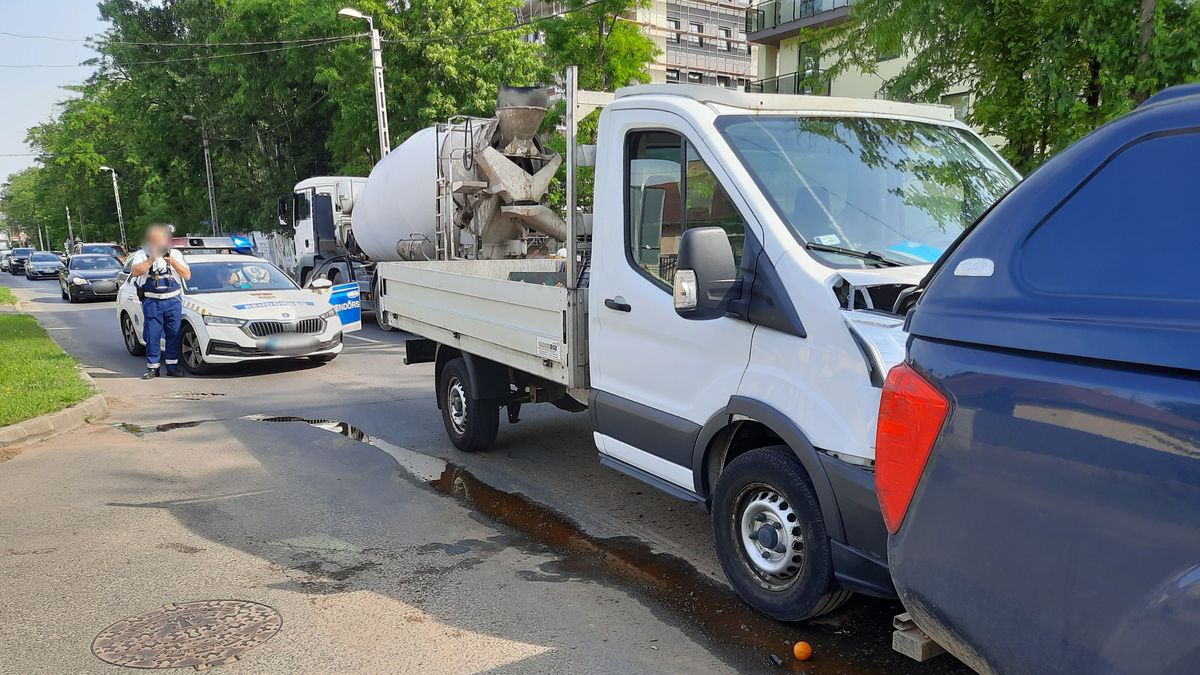 Baleset történt a Kállói úton – csúnyán összetört a Ford eleje (fotók)