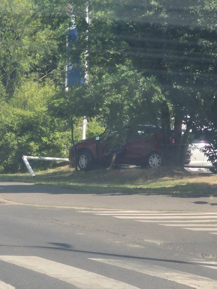 Fának hajtott egy autós az egyik mátészalkai áruház parkolójában