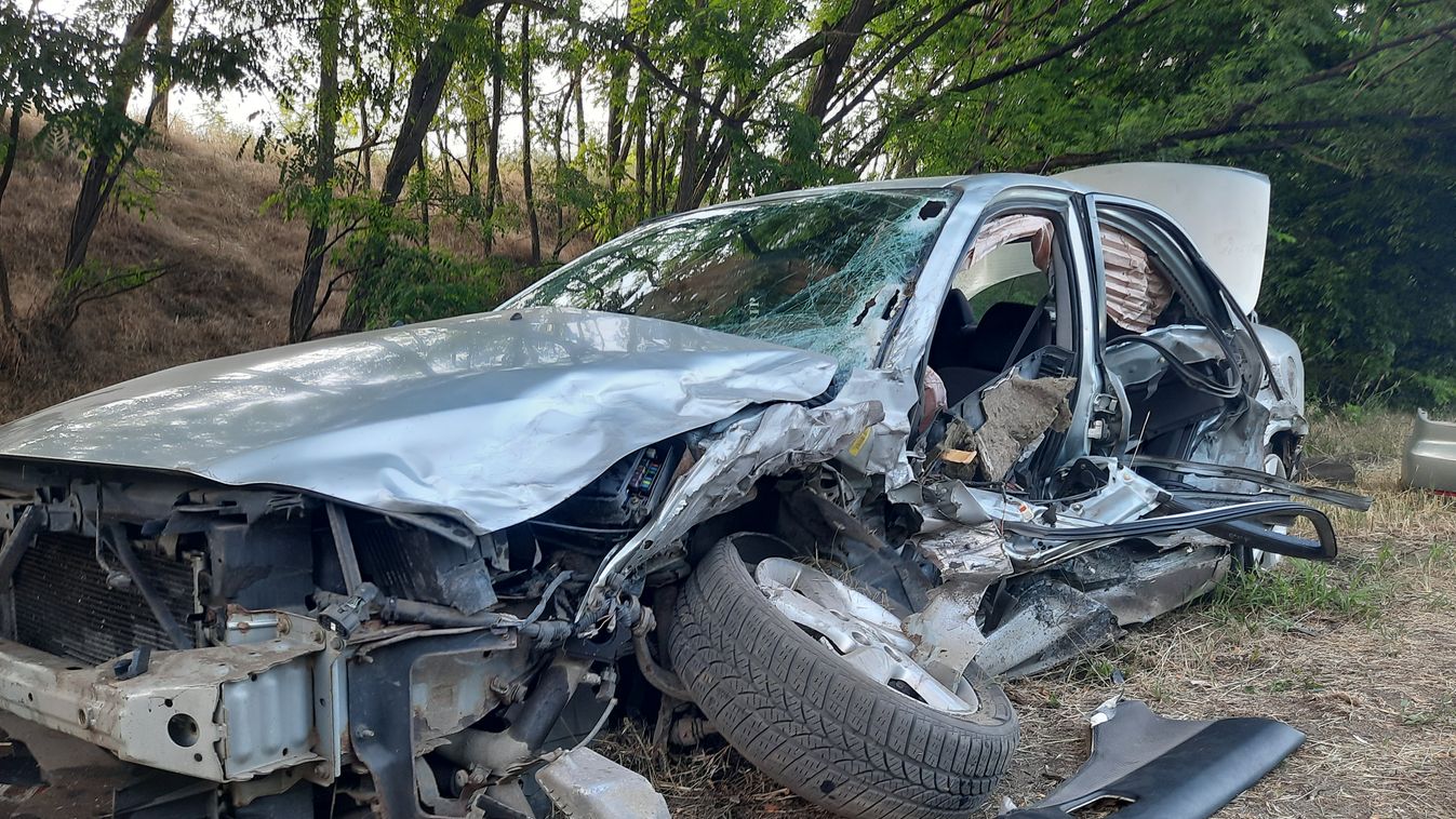 Hármas ütközés bénította meg a 41-est – mentők, tűzoltók a helyszínen! (fotókkal)