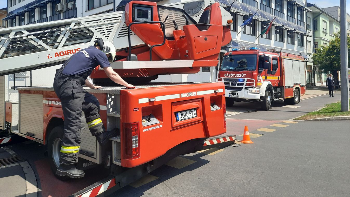 Életveszélyesen megrongálódott egy épület Nyíregyháza forgalmas utcájában, akár tragédia is történhetett volna
