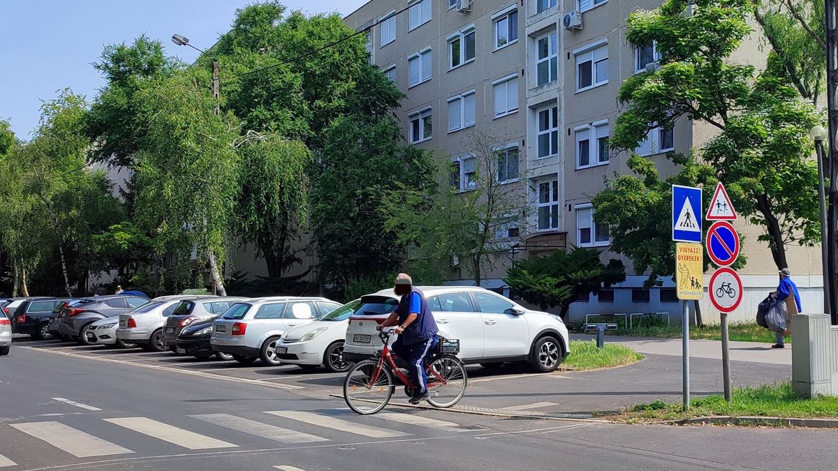 járdán közlekedő kerékpárosok, rolleresek, balesetveszély, gyalogos, üzletsor, Vasvári Pál utca
