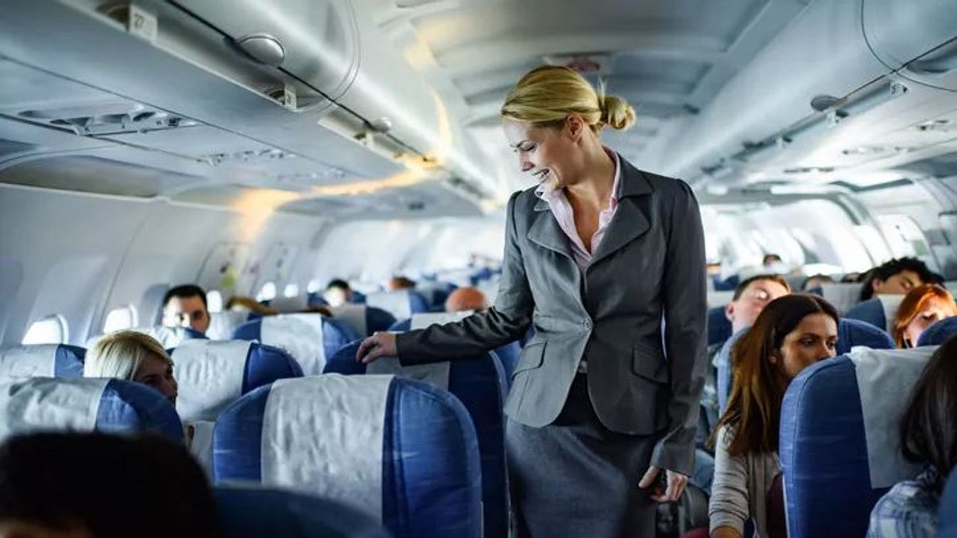 Minden repülőn megfigyelik az utasokat és kiválasztanak egyet a stewardessek