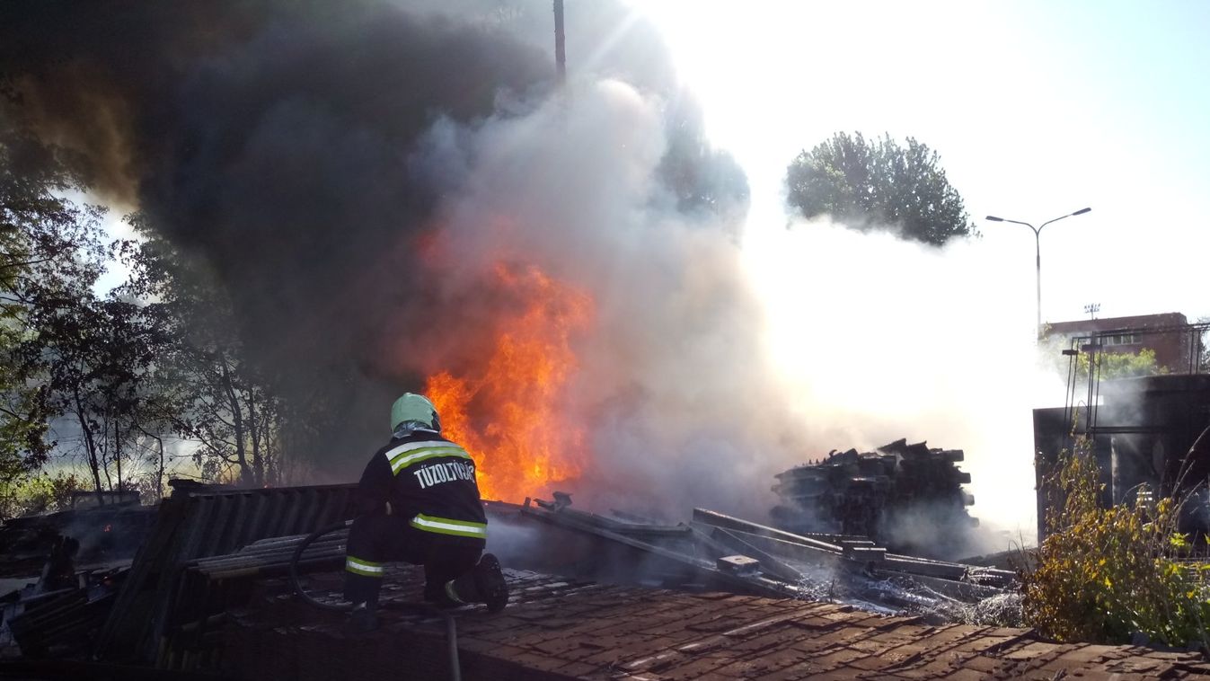 Elindultak a vízszállítók! Már a vasúti talpfa is lángol Tiszabezdéd és Eperjeske között!