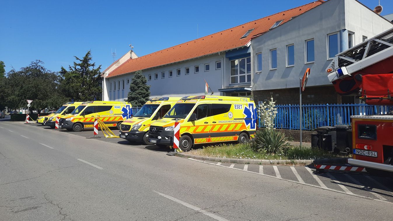Tűzoltók a mentőszolgálat udvarán! Vajon mi történhetett?