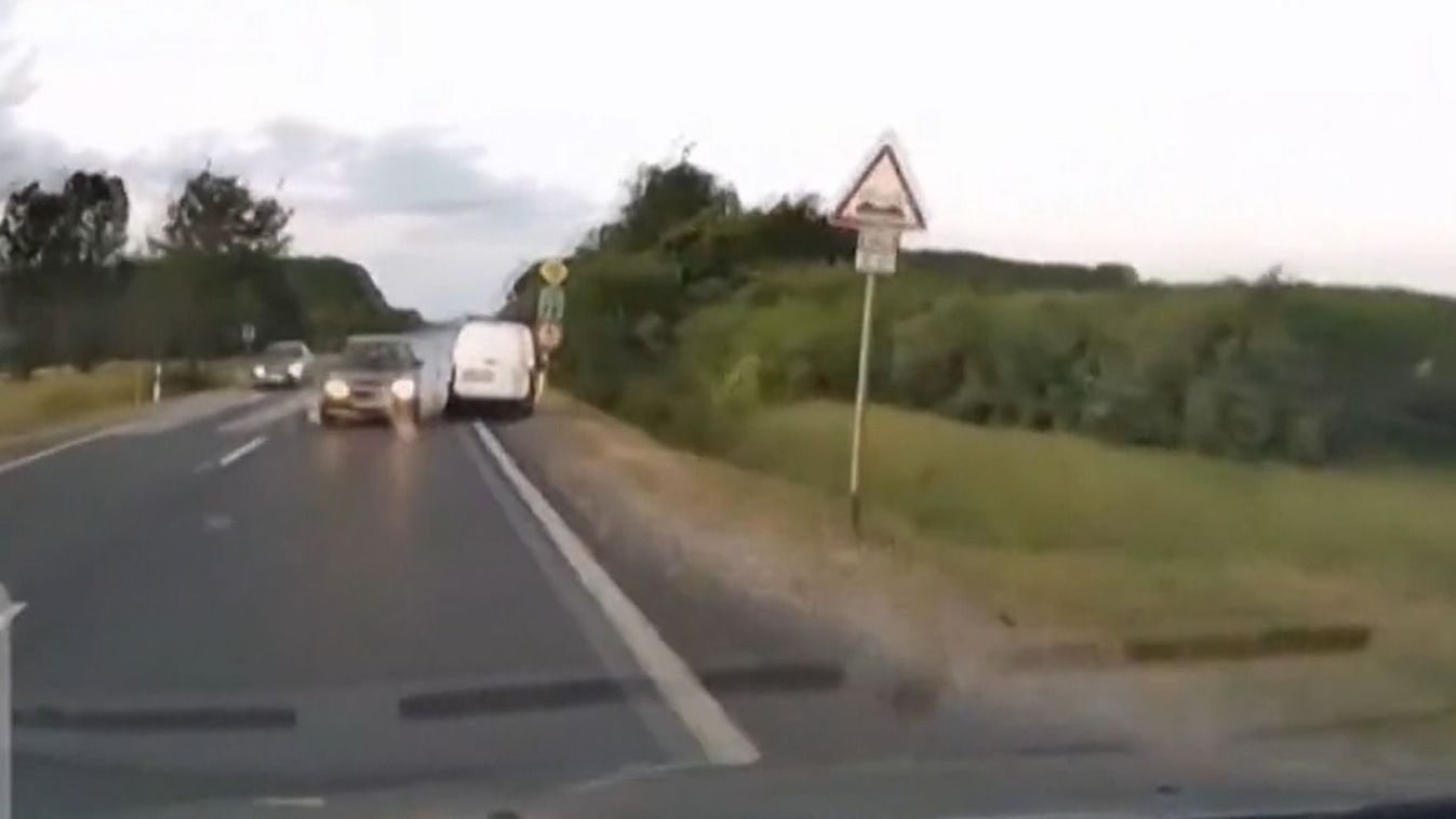Életveszély Szabolcsban! Videón az autós terminátor, így csapott le a 4-esen!