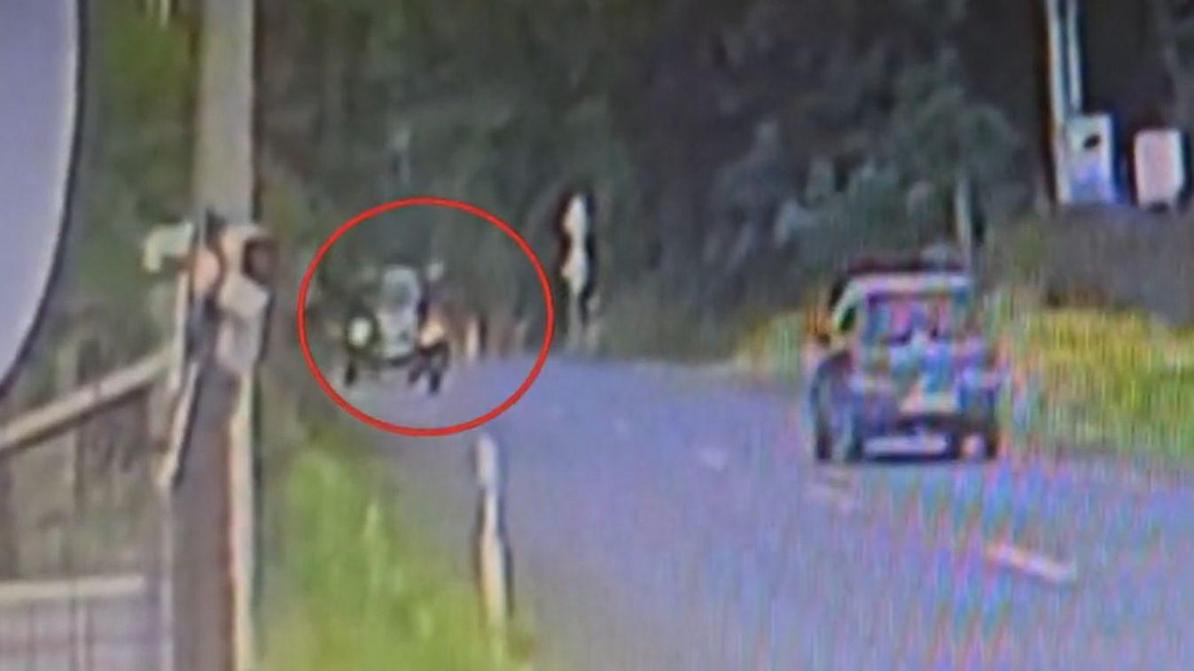 Vérfagyasztó jelenet! Így tarolta le hátulról a motorost az autó Nyíregyházán! (videó)