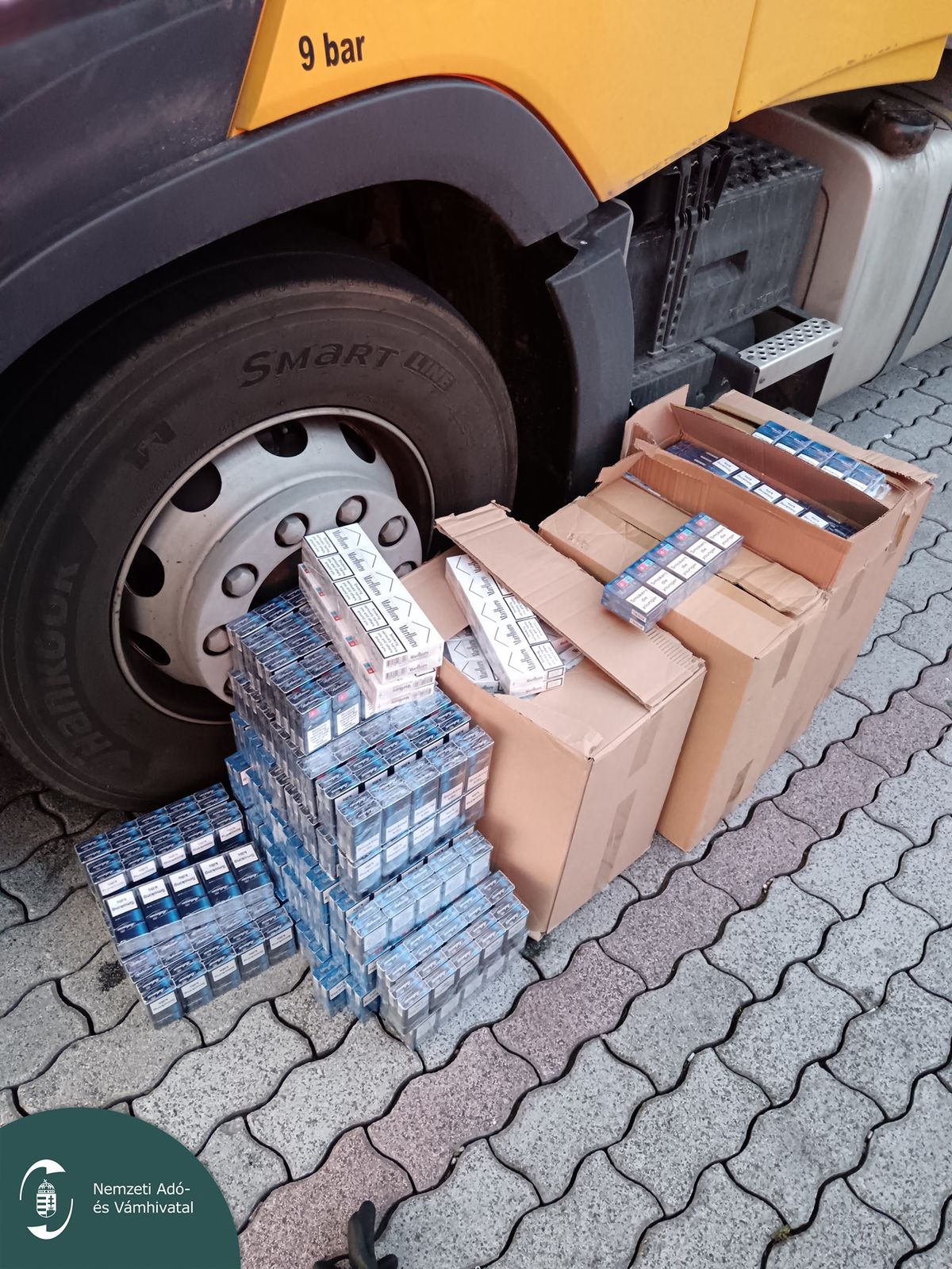 A kamionstop alatt bukott le a sofőr – több mint hatmillió forintot ér a csempészáru
