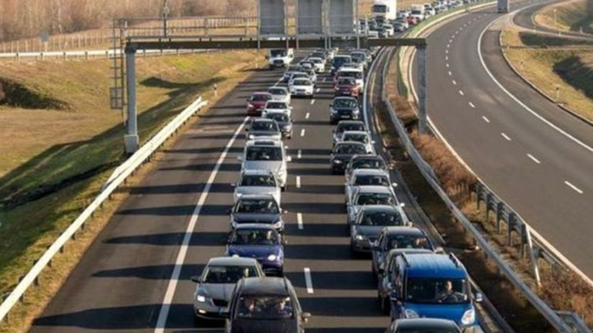 Araszolnak, fékeznek, bámészkodnak a csúcsforgalomban - mi történik az M3-ason?