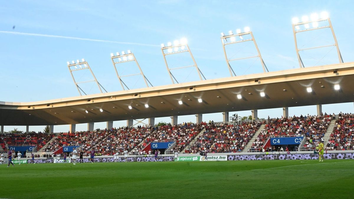 
Világhírű focibíró a nyíregyházi stadionban
