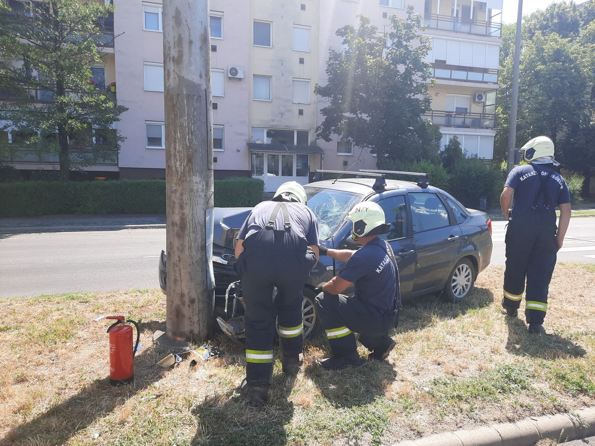 Személyautó csapódott villanyoszlopnak Nyíregyházán