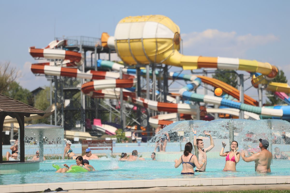 Aquacinema Gyógyfürdő és Élménypark, strandkörkép, kisvárdai strand, fürdő, csúszdapark