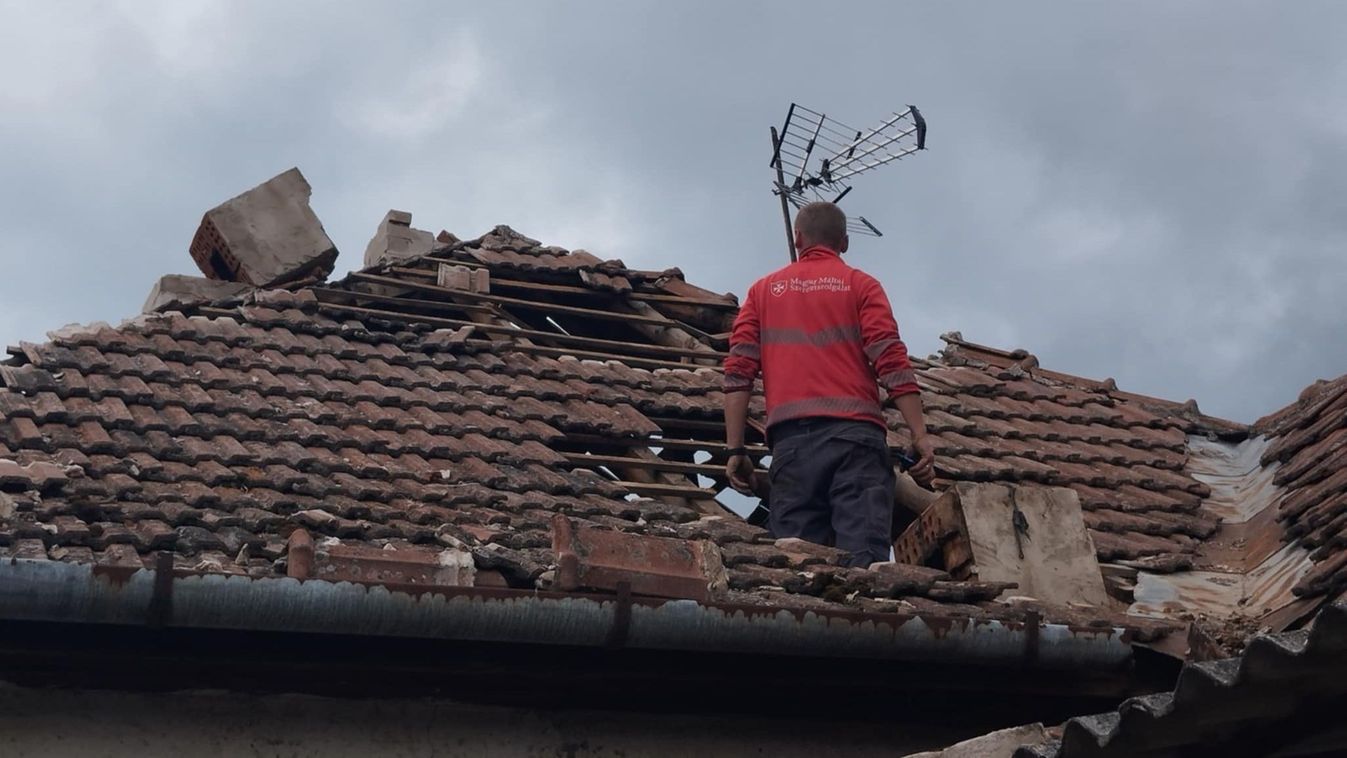 Ácsokkal és építőipari szakmunkásokkal vesz részt a vihar utáni helyreállításban a Máltai Szeretetszolgálat Penészleken