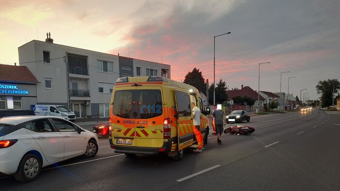 Robogó és személyautó karambolozott Nyíregyházán