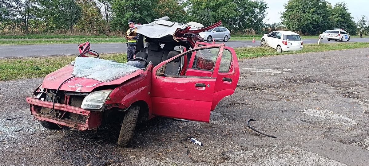 Tűzoltóknak kellett kiszabadítania a piros Suzuki egyik utasát 