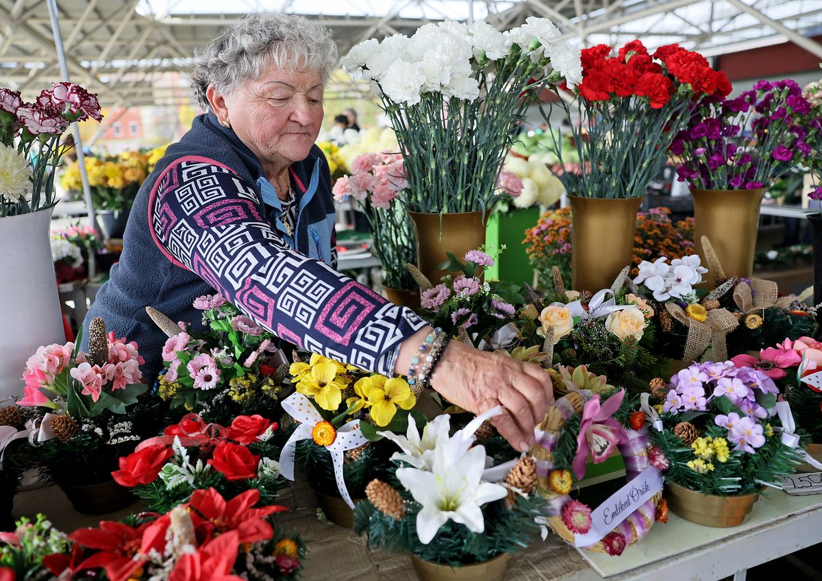 Saját nevelésű virágokból saját kézzel készült sírdíszeket is árul Pápainé Erzsike
