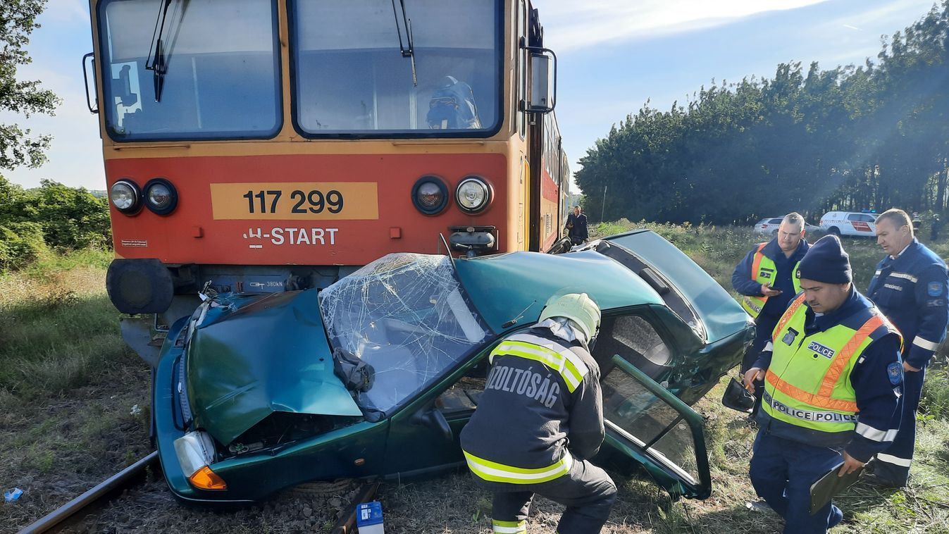 Összetört autó a vonatbaleset helyszínén Apagy és Napkor között