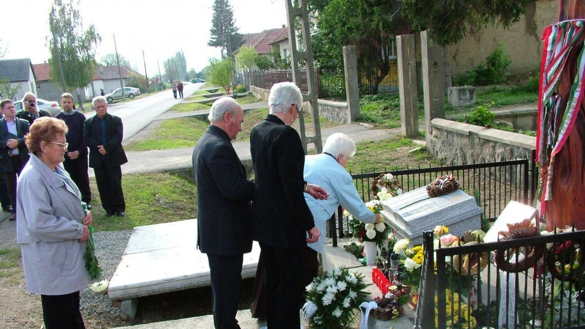 Tiszavasváriban és Olaszliszkán is minden évben megkoszorúzzák a 19 éve kegyetlenül meggyilkolt Szögi Lajos emlékhelyét