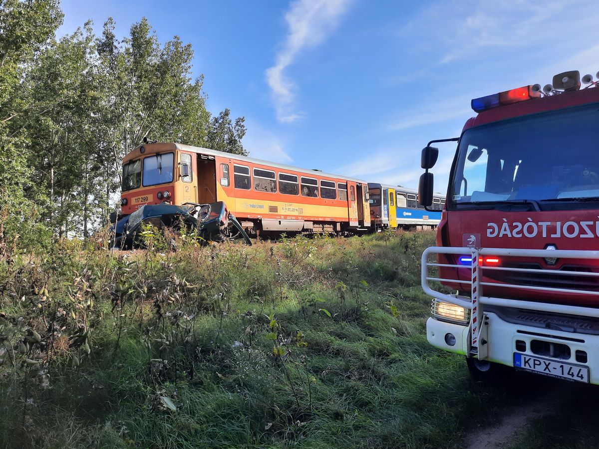 Ennyire összetört az autó, ami vonattal ütközött Apagynál