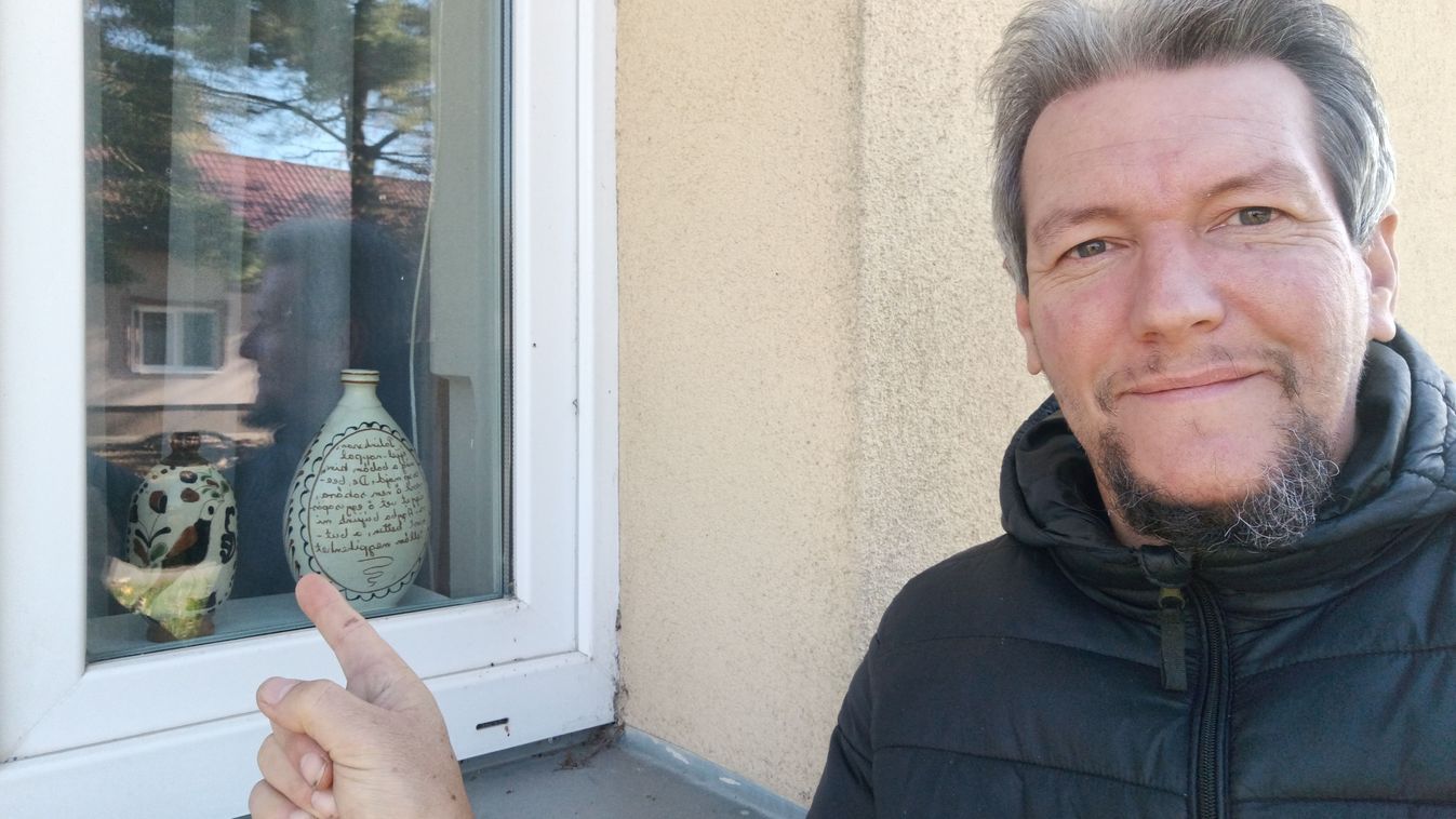 Ablakgaléria: fazekastermékek az üvegek mögött