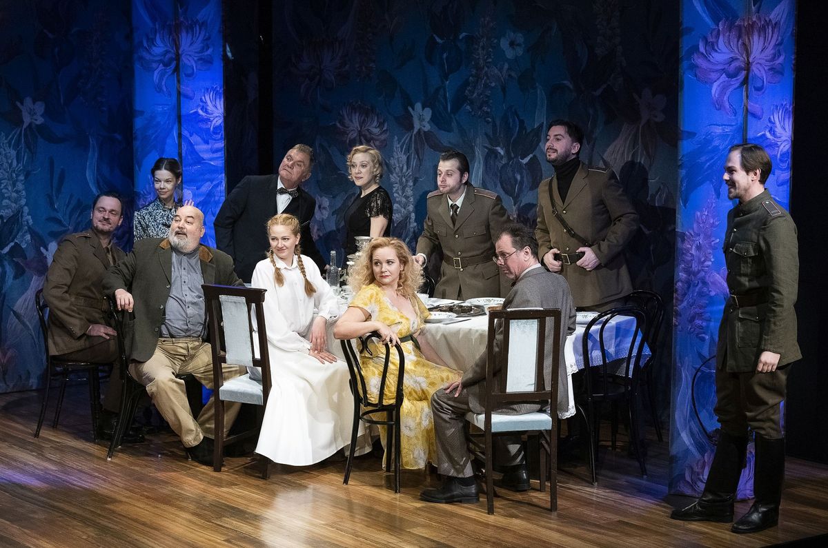 A Három nővér Nyíregyházán székhez láncoló, elemi erejű szembesítés