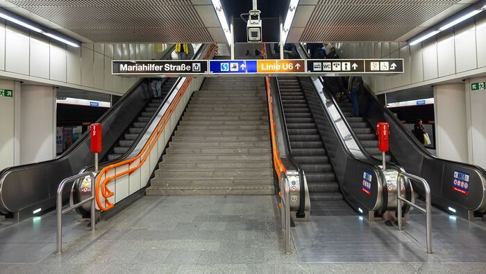 Elképesztő videó Bécsből: mozgólépcsőn síelt egy férfi, jogi lépések jöhetnek