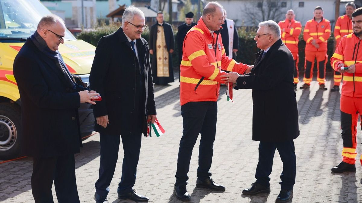 Mentőautó-átadás Nyírlugoson: Győrfi Pál, az Országos Mentőszolgálat szóvivője elmondta: a nyírségi kisváros egy modern, kiválóan felszerelt járművel gazdagodott.