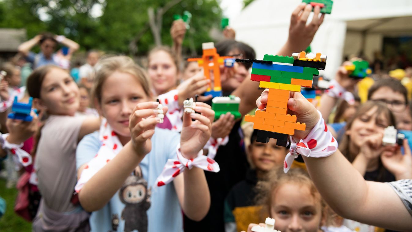 Önfeledt játék, hatalmas élmények, 1500 gyereket hívott meg a LEGO. Az öné is...